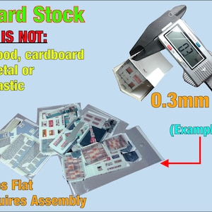Puede incluir: Primer plano de una pila de piezas de cartulina blanca con un calibre que mide el grosor de una pieza a 0,3 mm. El texto "Card Stock" est&aacute; escrito en letras verdes en la parte superior de la imagen. El texto "IT IS NOT: Wood, cardboard Metal or Plastic" est&aacute; escrito en letras negras debajo del t&iacute;tulo. El texto "Ships Flat Requires Assembly" est&aacute; escrito en letras naranjas en la parte inferior de la imagen. El texto "(Examples)" est&aacute; escrito en letras azules a la derecha del calibre.