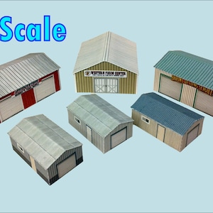 Puede incluir: Seis edificios modelo de escala N diferentes, cada uno con un color y diseño diferente. Los edificios están hechos de papel y tienen un aspecto realista. Los edificios incluyen un edificio rojo con "Johnston's Auto Parts" escrito en el lateral, un edificio amarillo con "Western Farm Center" escrito en el lateral, un edificio azul con "Brown's Towing Service" escrito en el lateral, y tres edificios más sin texto.