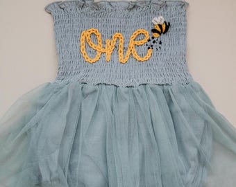 Un pelele Conjunto de primer cumpleaños Pelele de primer cumpleaños Pelele bordado a mano con un abejorro