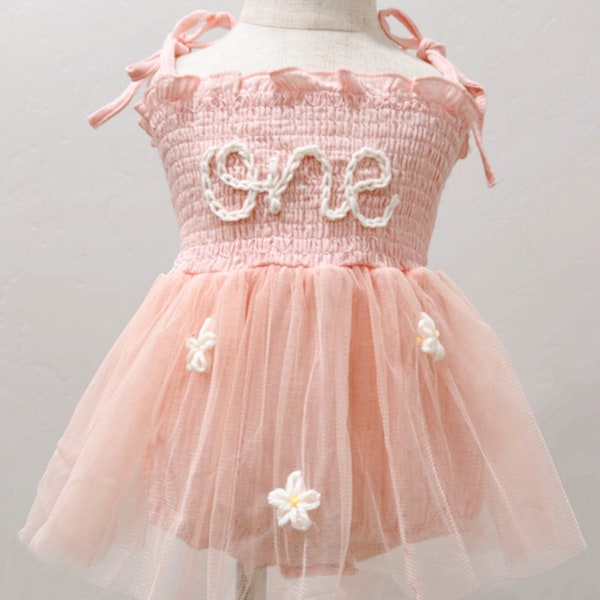 Traje de primer cumpleaños One Romper Traje de primer cumpleaños Rosa Romper bordado a mano Uno en color blanco roto con flores de margaritas