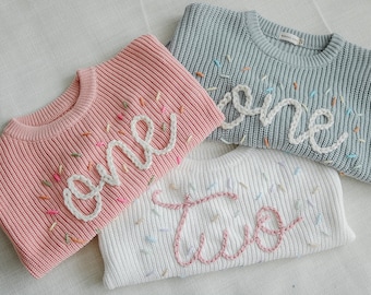 Personalisierter handbestickter Pullover zum ersten Geburtstag. Handbestickter Pullover