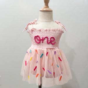 手作りの1歳の誕生日ロンパース：ピンクのチュールに刺繍入りのスプリンクル