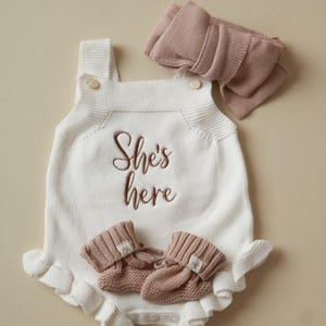 Noworodkowy kombinezon do szpitala Zestaw upominkowy na baby shower Noworodkowy spersonalizowany kombinezon Strój She’s Here