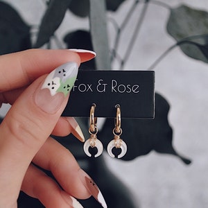 Mondsichel Ohrringe, Boho Mond Ohrringe, Creolen mit baumelndem Mond, Halbmond Ohrringe, Perlmutt Mond Ohrringe, Geschenk