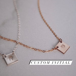 Elegant guld- eller silverhalsband med liten personlig initialberlock