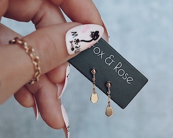 Pequeños pendientes de oro / Pendientes de oro delicados / Pendientes minimalistas / Pendientes colgantes de oro pequeños / Pendientes con dijes de oro / Regalo de pendientes para ella