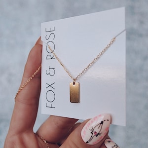 パーソナライズされたイニシャルタグネックレス：上品なゴールドメッキスターリングシルバー