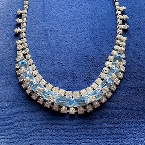 Collar vintage azul zafiro claro y diamantes de imitación transparentes en tono plateado - Engaste 3D angular tipo baguette