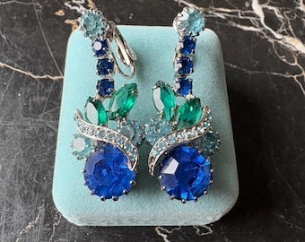 Pendientes de clip plateados con pedrería en tonos azules y verdes