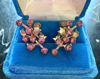 Brincos vintage com strass rosa e fecho de rosca dourado.