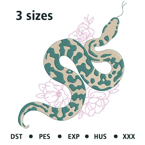Puede incluir: Diseño de bordado con una serpiente verde con un patrón beige, enroscada alrededor de flores rosas. El diseño incluye el texto "3 tamaños".