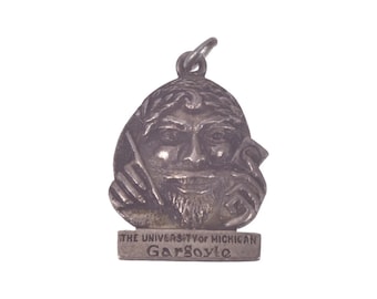 Pendentif gargouille humour magazine universitaire du Michigan vintage en argent sterling
