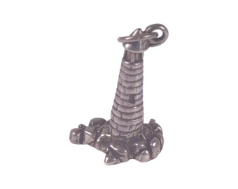 Pendentif phare en argent sterling vintage sur la côte rocheuse