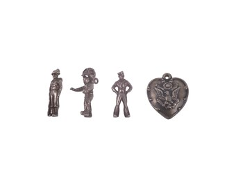 Collection de soldats de la Seconde Guerre mondiale et de breloques coeur gonflé vintages