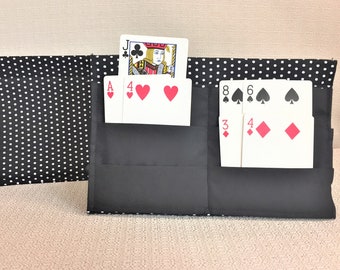 Un soporte para tarjetas, soporte para naipes, organizador de juegos de cartas de tela, guardián de tarjetas de 3 filas. Titular de la tarjeta para niños, Ayuda para la artritis, Titular de la tarjeta Parkinsons