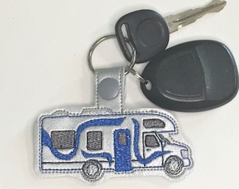 Llavero de caravana gris, lengüeta a presión de autocaravana de clase C, encanto de monedero de camping, llavero de glamping, etiqueta de bolsa, relleno de calcetín, Papá Noel secreto