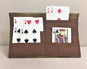 Un titular de cartas de juego, organizador de juegos de cartas de tela, guardián de tarjetas para niños, ayuda para la artritis, regalo para hogares de ancianos, Parkinson, relleno de medias