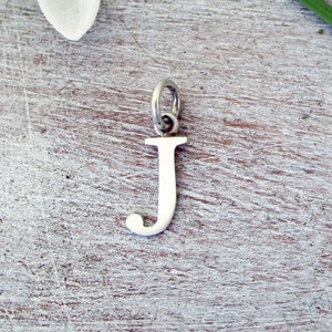 Pingente inicial da letra I maiúscula J de ouro maciço 14K, pingente inicial da letra J em ouro, escolha ouro amarelo, ouro rosa ou ouro branco