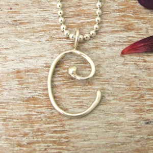 Plata C encanto inicial, C encanto monograma, C colgante del alfabeto, collar de la letra C