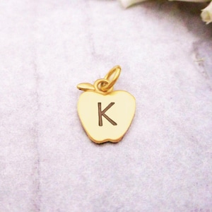 Dije inicial de manzana en oro amarillo de 14 quilates, regalo para maestra, dije de la niña de mis ojos