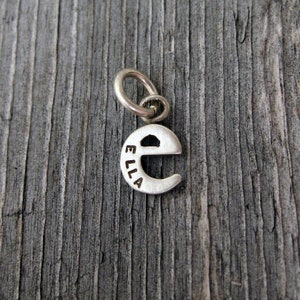 Personalizado bebé letra minúscula E encanto inicial, encanto de monograma de plata sólida u oro, colgante de iniciales, collar de nombre, encantos de letra
