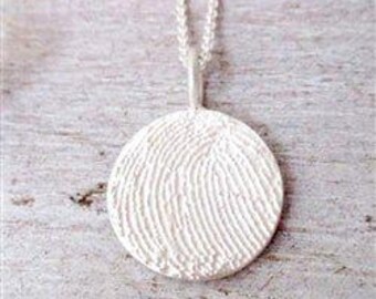 Colgante circular con huella dactilar en plata de ley