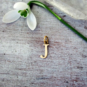 Charm inicial com letra maiúscula J em ouro amarelo, rosa ou branco 14K