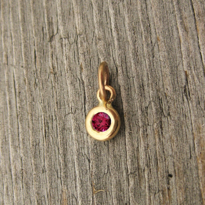 14K Gold Rubin Juli Geburtsstein Charm, Massiver Gold Rubin Geburtsstein Anhänger, Rubin Anhänger in massivem Roségold, Weißgold Bild 1