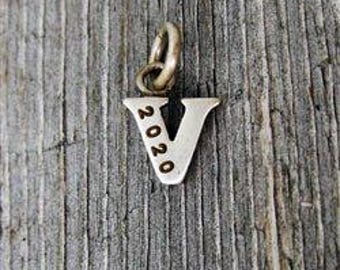 Personalisierter Baby-Anhänger mit dem kleinen Buchstaben V aus Sterlingsilber