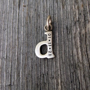 Personalizado bebé minúscula letra D encanto inicial, plata sólida o oro monograma encanto, iniciales colgante, nombre collar, letras encantos