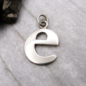 Breloque initiale en argent sterling, lettre « e » minuscule