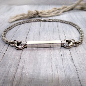 Men&#39;s Squared Urn Bracelet for Cremation Ashes, Memorial Bracelet for Ashes of Loved Ones.