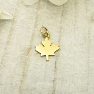 Ahornblatt Charm aus massivem 585er Gold, handgefertigt in Kanada