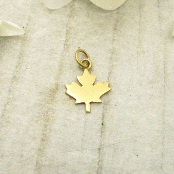 14カラットの純金で作られたメープルリーフチャーム。カナダで
