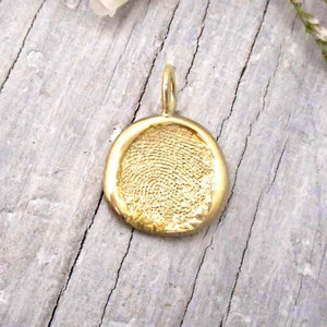 Colgante de huella digital con forma orgánica de oro sólido de 14 k de tamaño pequeño de imagen digital