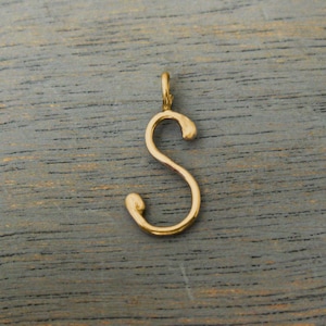14K oro hecho a mano escritura inicial colgante carta S, joyería inicial, carta de oro s collar de encanto inicial, S monograma inicial colgante carta