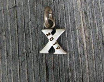 Personalisierter Anhänger mit dem kleinen Babybuchstaben X aus Sterlingsilber
