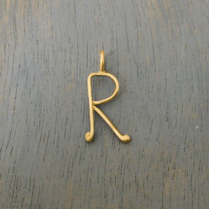 14K oro hecho a mano escritura inicial colgante carta R, joyería inicial, carta de oro R collar de encanto inicial, R carta colgante monograma inicial