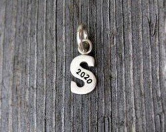 Personalisierter Baby-Anhänger mit dem kleinen Buchstaben S aus Sterlingsilber