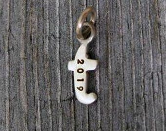 Personalisierter Baby-Anhänger mit dem kleinen Buchstaben T aus Sterlingsilber
