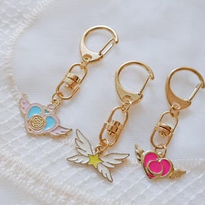 Magischer Mädchenanhänger Schlüsselanhänger • Sailor Moon inspirierter Emaille Taschenanhänger • Pastell geflügelter Herz Schlüsselanhänger • Anime Girl Geschenk