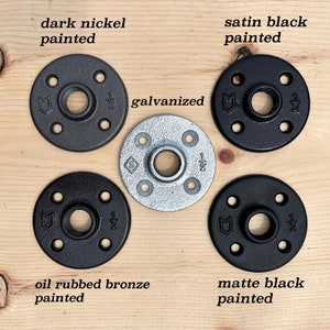 Puede incluir: Cinco bridas de suelo circulares de metal con cuatro orificios de montaje y una abertura central roscada marcada con 1/2 pulgada. Los acabados incluyen n&iacute;quel oscuro pintado, negro satinado pintado, galvanizado, bronce frotado con aceite pintado y negro mate pintado.