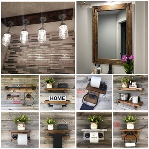 Puede incluir: Una colecci&oacute;n de accesorios de ba&ntilde;o que incluye una l&aacute;mpara de cuatro frascos de vidrio, un espejo con marco de madera rectangular y varios toalleros, portarrollos y estantes de pared fabricados con madera oscura y tuber&iacute;as de metal.