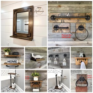 Puede incluir: Una colecci&oacute;n de accesorios de ba&ntilde;o con madera te&ntilde;ida oscura y herrajes de tuber&iacute;a de metal negro, que incluye un espejo con repisa, toalleros, anillos, soportes para papel higi&eacute;nico, estantes de pared y l&aacute;mparas de tarro con texto.