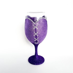 Rapunzel Wine Glass, Glitter Wine Glass, Disney Lovers, Custom Wine Glasses, Drinking Glasses, Wine Glasses, Decorative Wine Glasses
