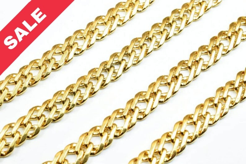 Puede incluir: Tres hebras de cadena de curb dorada, un estilo de cadena popular para la fabricaci&oacute;n de joyas.