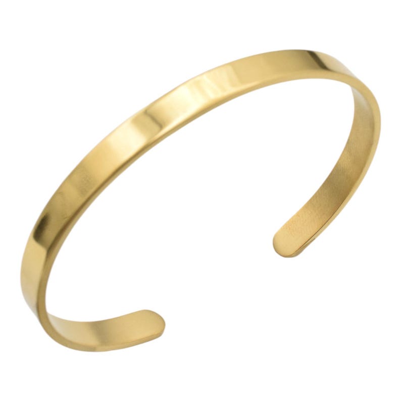 K&ouml;nnte beinhalten: Ein goldfarbenes Armreif-Armband mit einem einfachen, offenen Design. Das Armband hat eine glatte, polierte Oberfl&auml;che und eine leicht gebogene Form. Die offenen Enden erm&ouml;glichen ein einfaches An- und Ausziehen. Dieses minimalistische Schmuckst&uuml;ck ist f&uuml;r den Alltag geeignet.