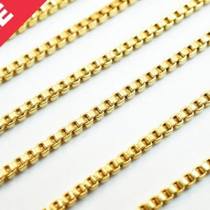 Puede incluir: Cuatro hebras de cadena de oro, cada una con un patr&oacute;n de cadena de caja, se colocan sobre una superficie blanca. Las cadenas son todas de la misma longitud y anchura.