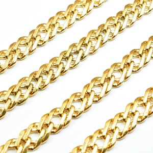 Puede incluir: Tres hebras de collar de cadena de oro con un dise&ntilde;o de cadena curb.