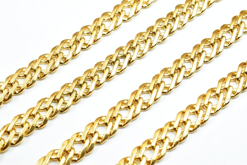 Puede incluir: Tres hebras de collar de cadena de oro con un dise&ntilde;o de cadena curb.